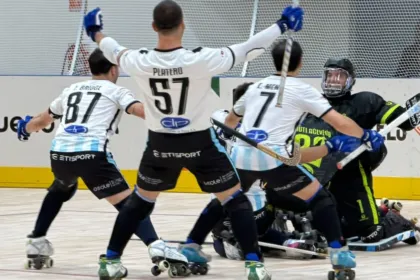 Jugadores de la Selección argentina de hockey sobre patines festejan un gol en el Mundial de Asunción.