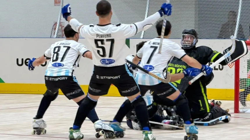 Jugadores de la Selección argentina de hockey sobre patines festejan un gol en el Mundial de Asunción.