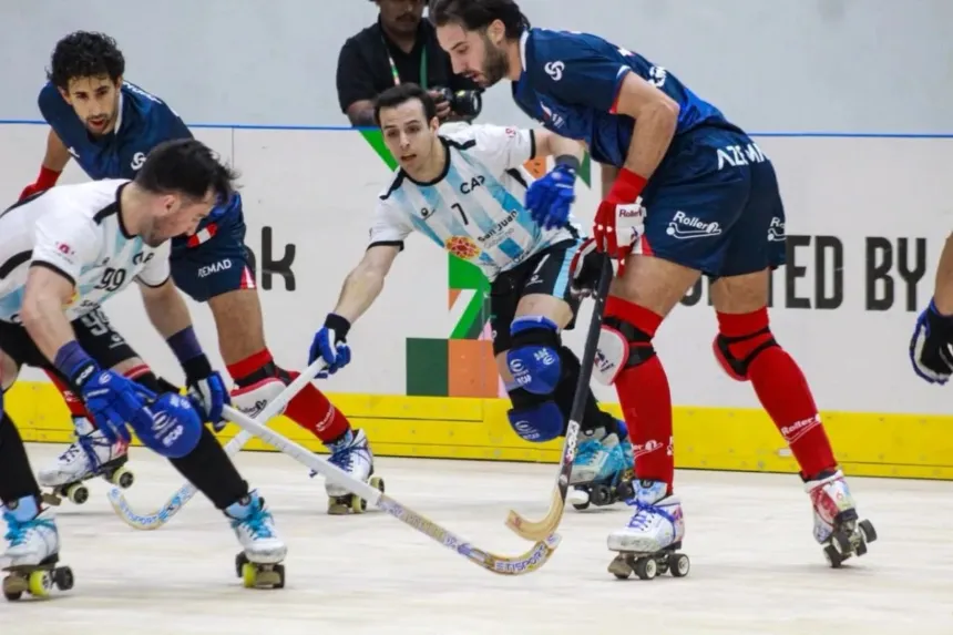 Un jugador argentino disputa la bocha entre dos franceses en la final del Mundial de hockey sobre patines.