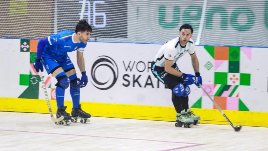 Un jugador argentino conduce la bocha mientras un rival italiano lo marca.