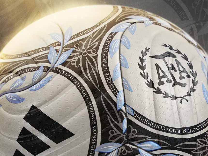 Primer plano de la pelota Argentum Gambeta Derbi con los logos de Adidas y la AFA.