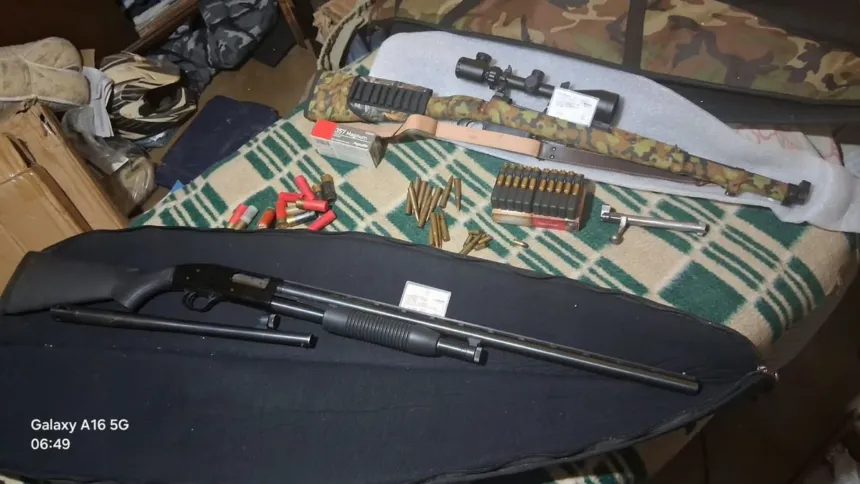 Armas de fuego y municiones secuestradas, dispuestas sobre una cama.