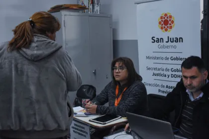 Una mujer consulta al personal de Asesoramiento Previsional de San Juan.