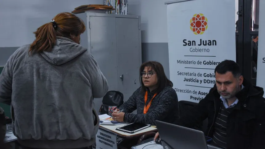Una mujer consulta al personal de Asesoramiento Previsional de San Juan.