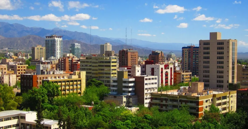 Edificios de la ciudad de Mendoza y la cordillera al fondo.
