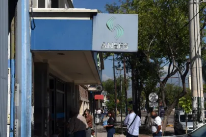 Personas esperan frente a una oficina de ANSES.