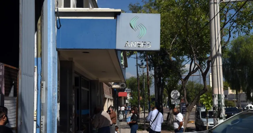 Personas esperan frente a una oficina de ANSES.