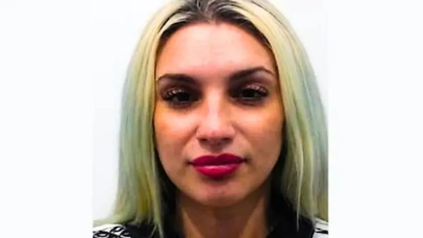 Retrato de una mujer adulta de cabello claro y labios pintados.