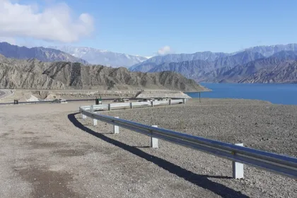 Vista del embalse de Punta Negra y las montañas desde una ruta junto al dique.