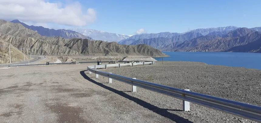 Vista del embalse de Punta Negra y las montañas desde una ruta junto al dique.