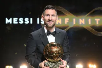 Lionel Messi posa con el trofeo del Balón de Oro en una gala anterior.