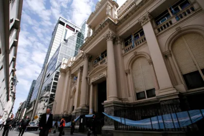 Fachada del Banco Central con peatones caminando por la vereda.