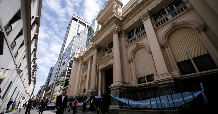 Fachada del Banco Central con peatones caminando por la vereda.