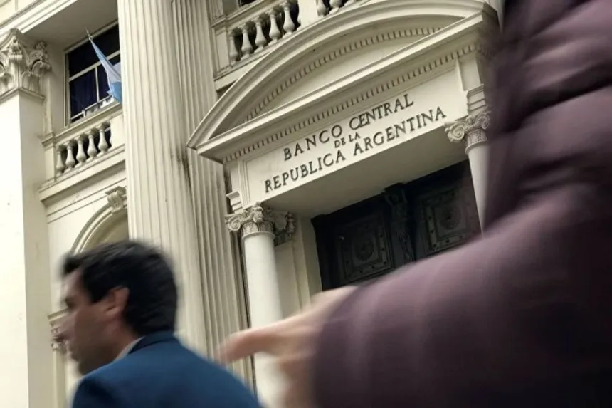 Fachada del Banco Central de la República Argentina con una persona en primer plano.