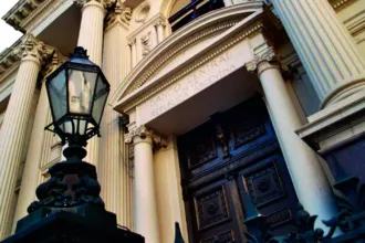 Fachada del Banco Central de la República Argentina, con columnas y una farola.