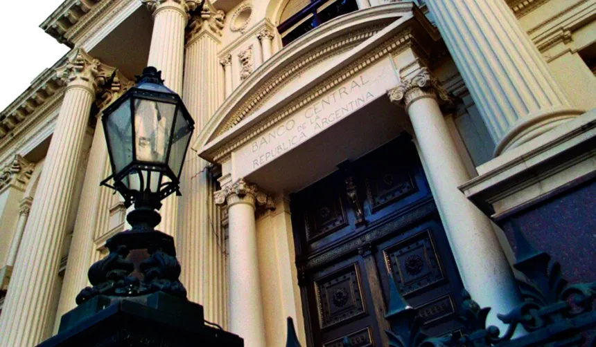 Fachada del Banco Central de la República Argentina, con columnas y una farola.