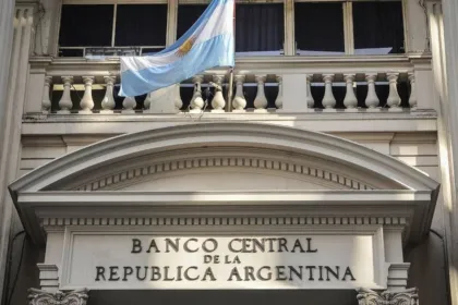Fachada del Banco Central de la República Argentina con una bandera argentina.