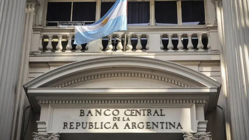 Fachada del Banco Central de la República Argentina con una bandera argentina.