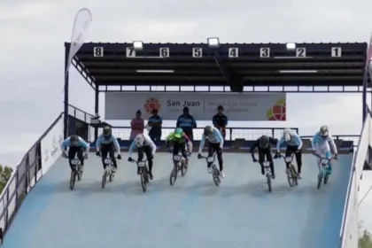 Ciclistas de BMX compiten en la rampa de una pista.