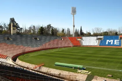 Campo de juego y tribunas vacías del estadio Malvinas Argentinas