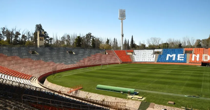 Campo de juego y tribunas vacías del estadio Malvinas Argentinas