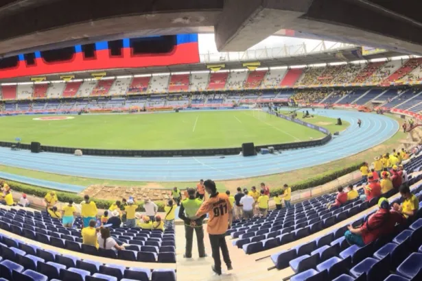 Vista panorámica del estadio Metropolitano Roberto Meléndez con espectadores en las tribunas.
