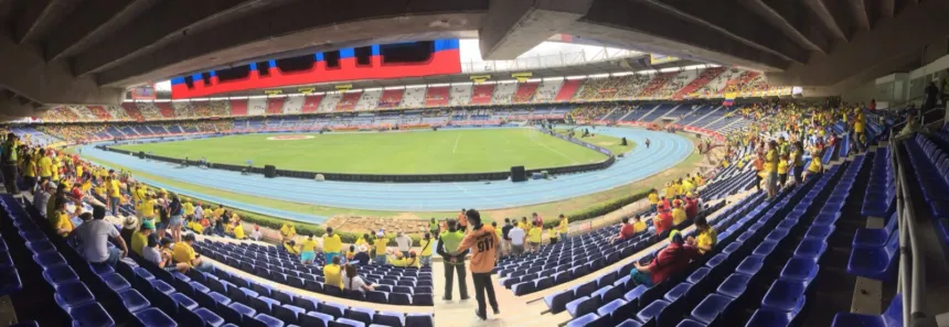 Vista panorámica del estadio Metropolitano Roberto Meléndez con espectadores en las tribunas.