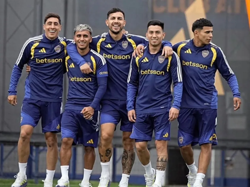 Cinco jugadores de Boca caminan juntos durante un entrenamiento.
