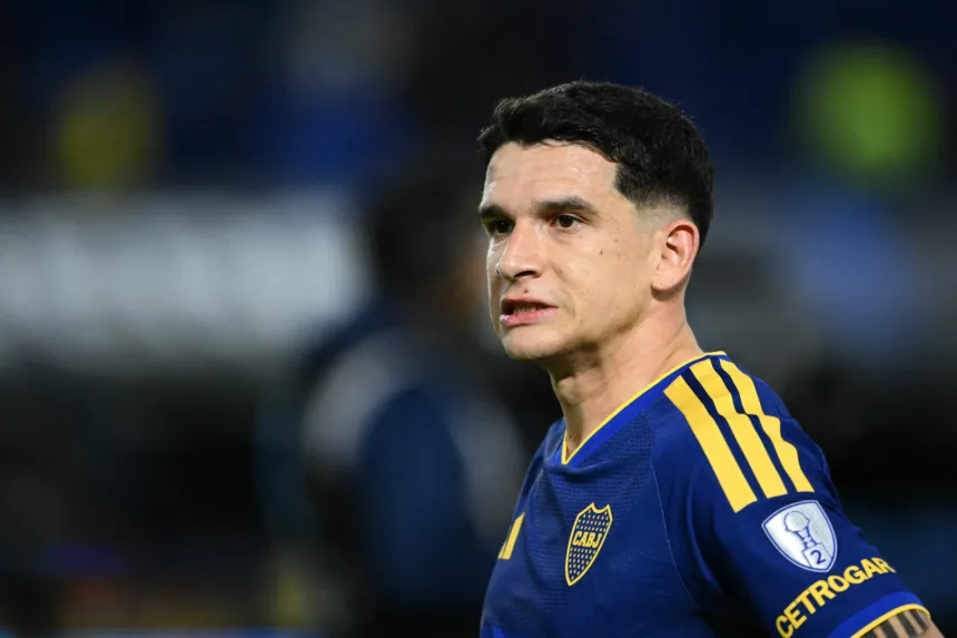 Un jugador de Boca Juniors con la camiseta azul y oro.