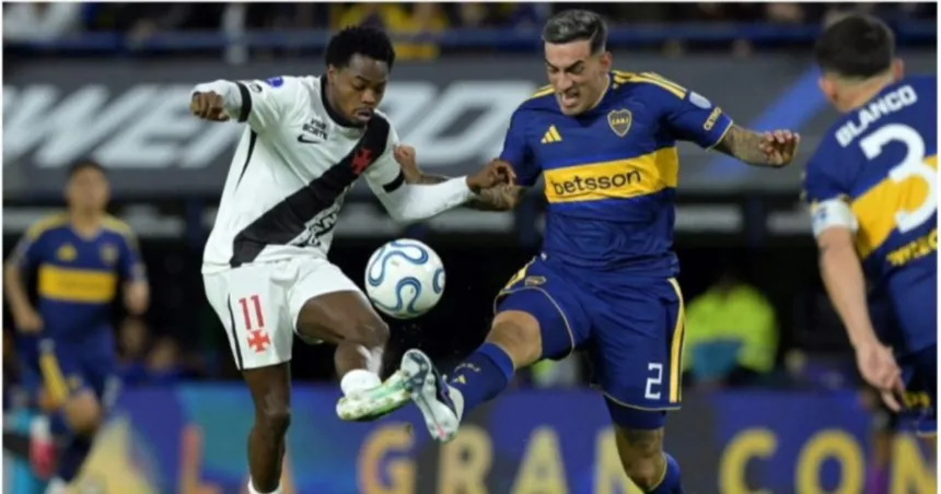 Jugadores de Boca y Vasco disputan la pelota en un partido de fútbol.