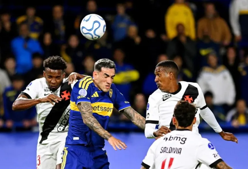 Un jugador de Boca disputa una pelota aérea con futbolistas de Vasco da Gama.