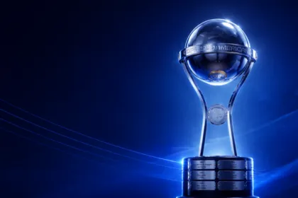 Trofeo de la Copa Sudamericana sobre un fondo azul iluminado.