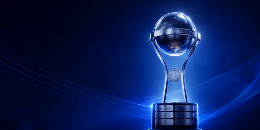 Trofeo de la Copa Sudamericana sobre un fondo azul iluminado.
