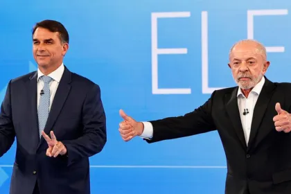 Flávio Bolsonaro y Lula posan juntos durante un debate electoral