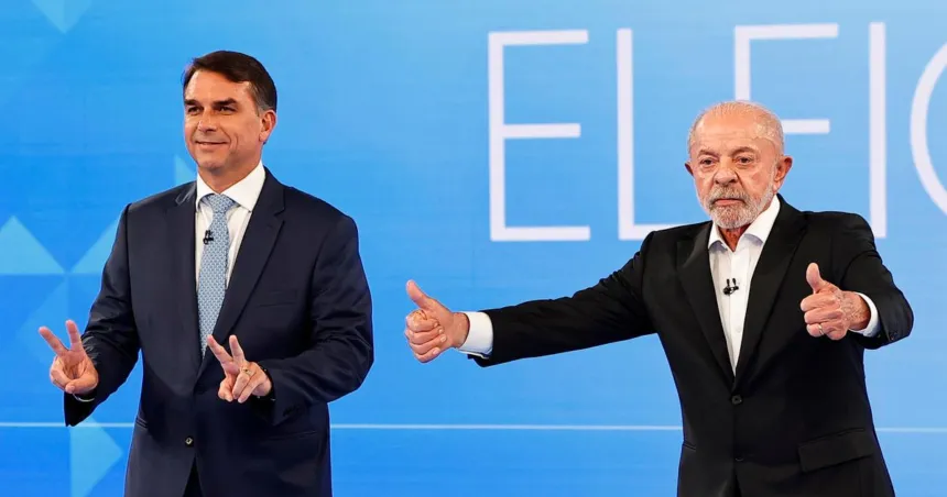 Flávio Bolsonaro y Lula posan juntos durante un debate electoral
