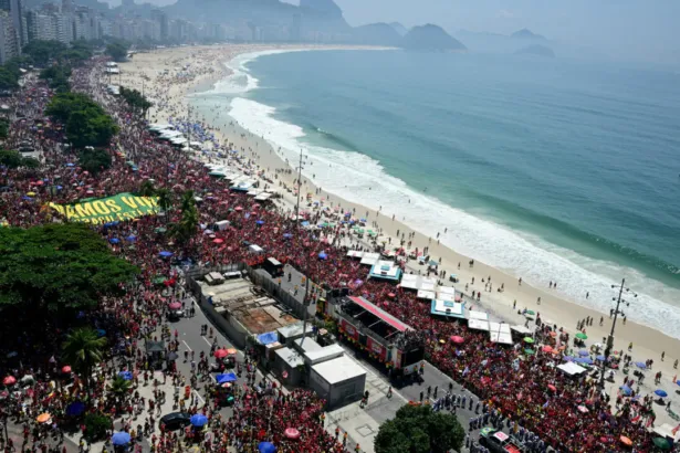 Multitud reunida en la playa de Río de Janeiro durante un acto político.