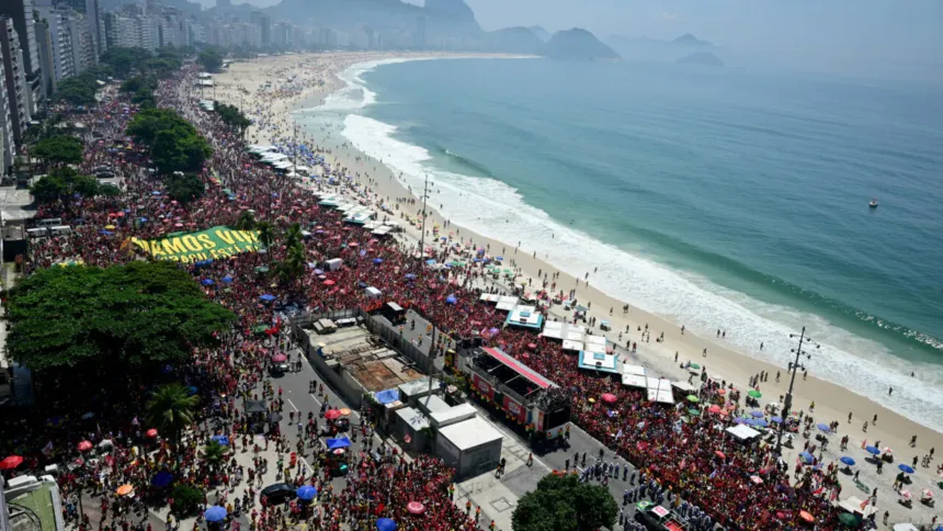 Multitud reunida en la playa de Río de Janeiro durante un acto político.