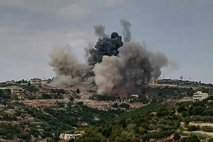Columnas de humo se elevan sobre una zona habitada tras una explosión.
