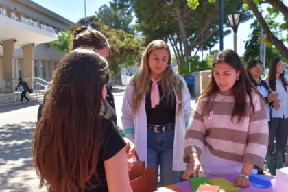 Mujeres participan en una actividad de prevención del cáncer de mama.
