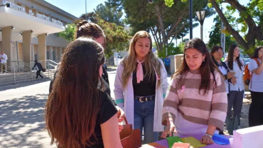 Mujeres participan en una actividad de prevención del cáncer de mama.