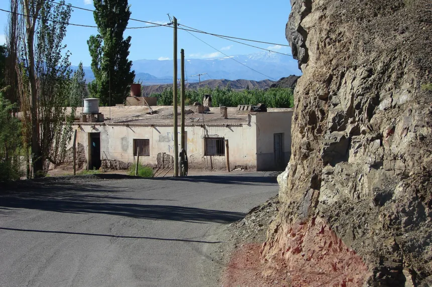 Una calle de Calingasta, con casas bajas y la cordillera al fondo.