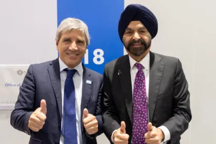 Luis Caputo y un directivo del Banco Mundial posan juntos en un encuentro.