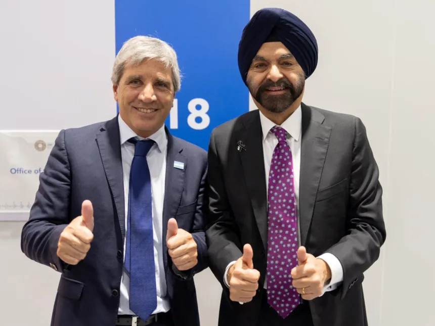 Luis Caputo y un directivo del Banco Mundial posan juntos en un encuentro.