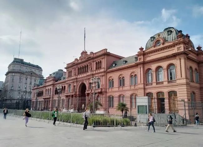 El Gobierno habilitó retiros voluntarios y fijó 8 años sin reingreso al Estado