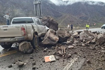 Desprendimiento en Mendoza: una roca cayó sobre una camioneta en plena Ruta 7