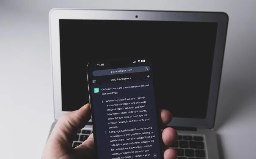 Un celular con la aplicación de ChatGPT abierta en la pantalla.