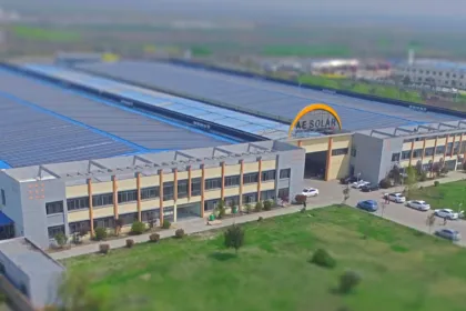 Fábrica con paneles solares en los techos vista desde el aire.