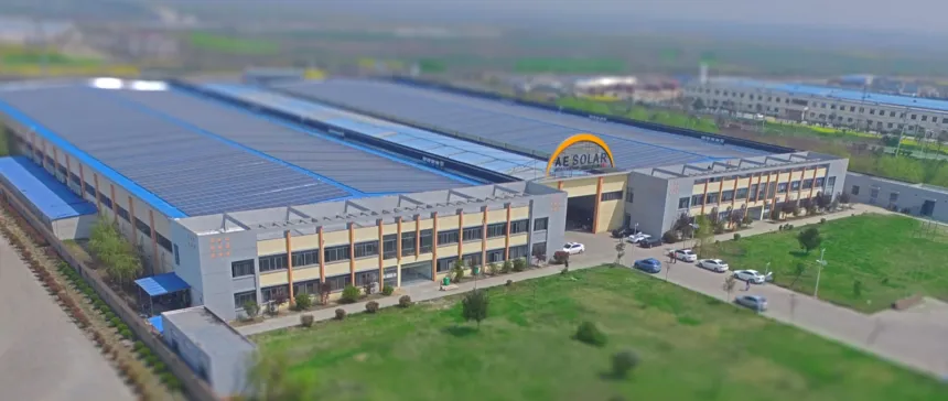Fábrica con paneles solares en los techos vista desde el aire.