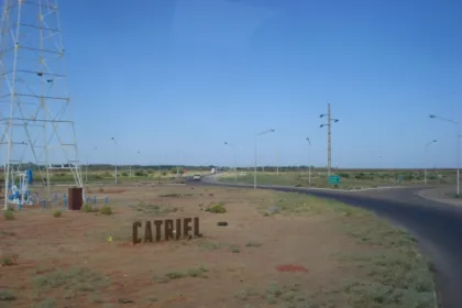 Rotonda de ingreso a Catriel en el cruce de las rutas 151 y 6, bajo un cielo despejado.