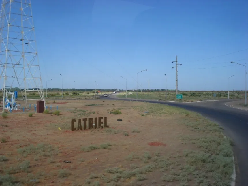 Rotonda de ingreso a Catriel en el cruce de las rutas 151 y 6, bajo un cielo despejado.